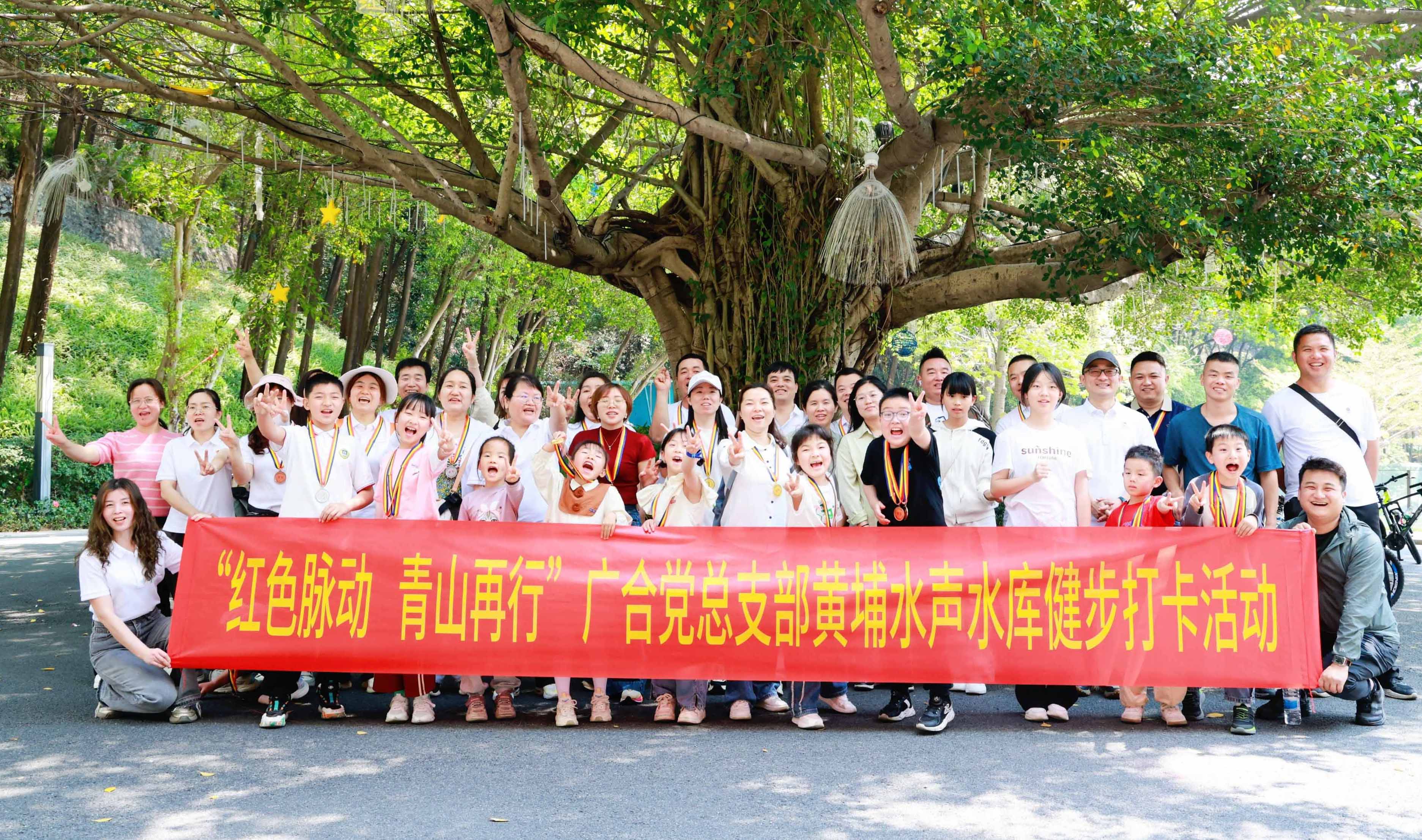 ��ɫ��������ɽ���У�ͽ��Ѱ������Я�������